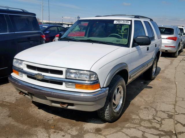 1GNDT13W8Y2166949 - 2000 CHEVROLET BLAZER WHITE photo 2