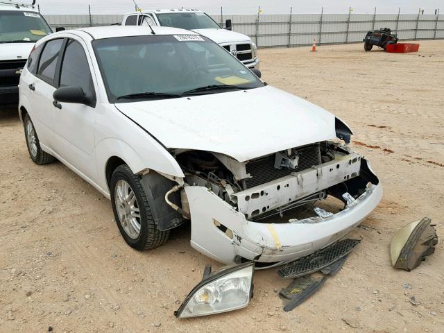 3FAFP37N05R112058 - 2005 FORD FOCUS ZX5 WHITE photo 1