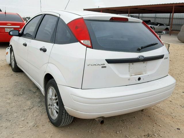 3FAFP37N05R112058 - 2005 FORD FOCUS ZX5 WHITE photo 3