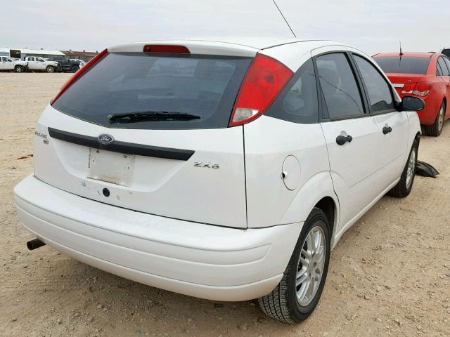 3FAFP37N05R112058 - 2005 FORD FOCUS ZX5 WHITE photo 4