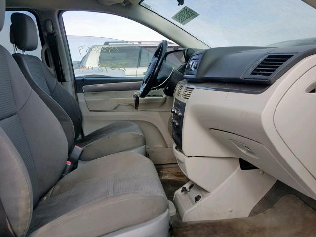 2V4RW4DG9BR766439 - 2011 VOLKSWAGEN ROUTAN S GRAY photo 5