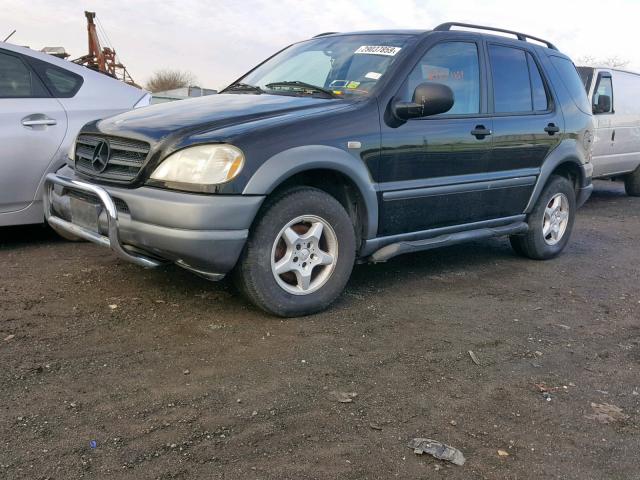 4JGAB54E1WA010844 - 1998 MERCEDES-BENZ ML 320 BLACK photo 2