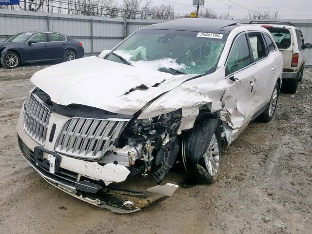 2LMHJ5ATXCBL52849 - 2012 LINCOLN MKT WHITE photo 2