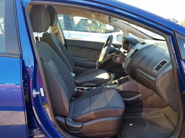 3KPFL4A74HE123064 - 2017 KIA FORTE LX BLUE photo 5