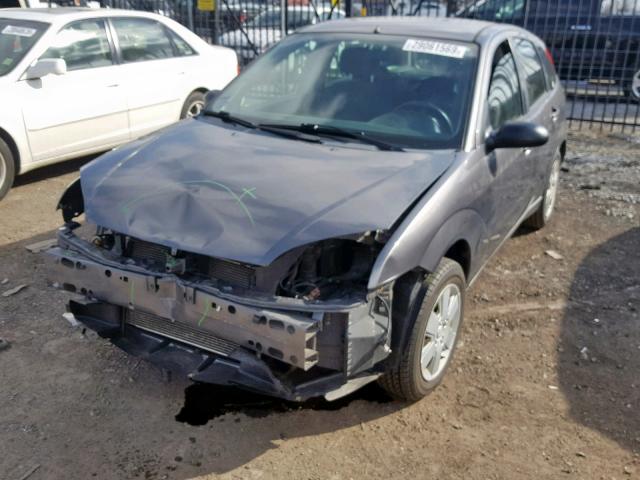 1FAFP37N46W149130 - 2006 FORD FOCUS ZX5 GRAY photo 2