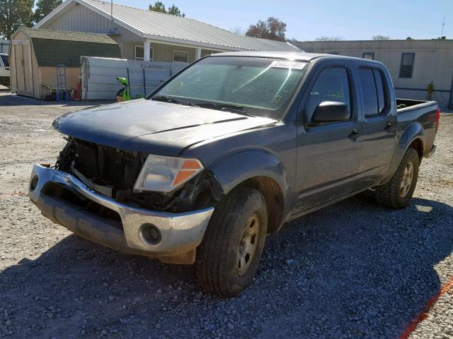 1N6AD07U26C446592 - 2006 NISSAN FRONTIER C GRAY photo 2