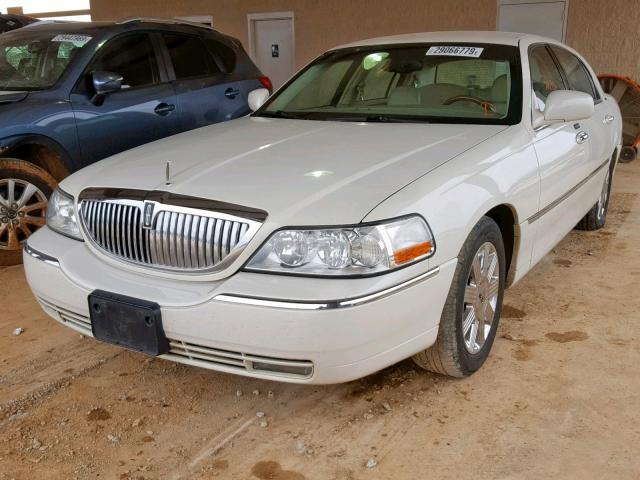 1LNHM83W23Y689935 - 2003 LINCOLN TOWN CAR C WHITE photo 2