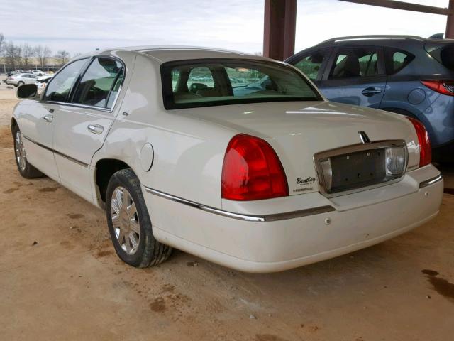 1LNHM83W23Y689935 - 2003 LINCOLN TOWN CAR C WHITE photo 3