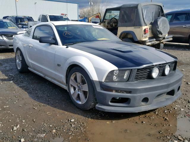 1ZVHT82H365256167 - 2006 FORD MUSTANG GT WHITE photo 1