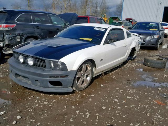 1ZVHT82H365256167 - 2006 FORD MUSTANG GT WHITE photo 2