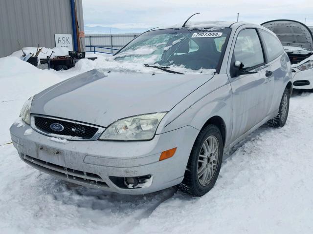 3FAFP31N45R128191 - 2005 FORD FOCUS ZX3 SILVER photo 2