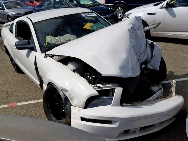 1ZVFT82HX65247697 - 2006 FORD MUSTANG GT WHITE photo 1