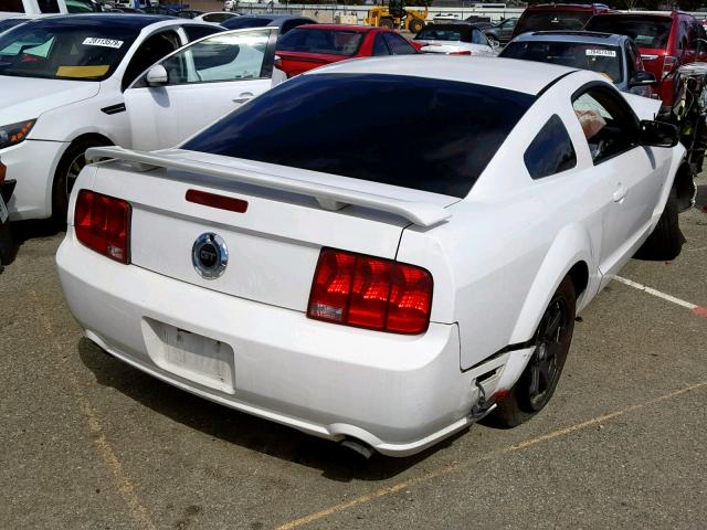 1ZVFT82HX65247697 - 2006 FORD MUSTANG GT WHITE photo 4