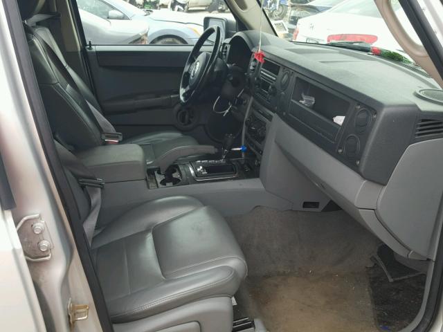 1J8HG48NX6C363461 - 2006 JEEP COMMANDER SILVER photo 5