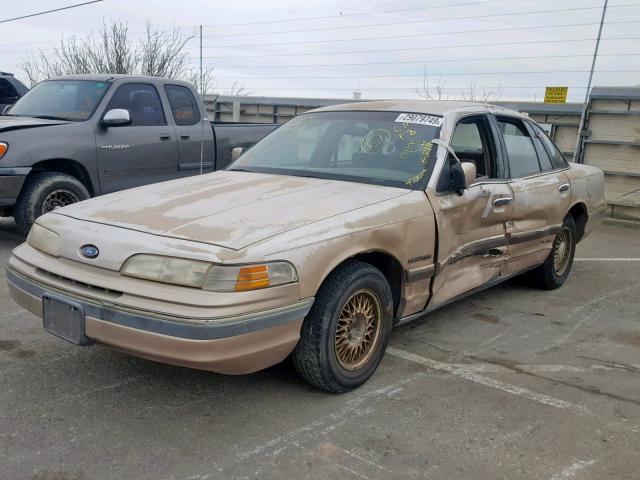 2FACP74W7NX171195 - 1992 FORD CROWN VICT TAN photo 2