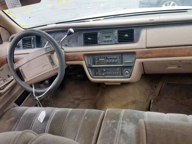 2FACP74W7NX171195 - 1992 FORD CROWN VICT TAN photo 9