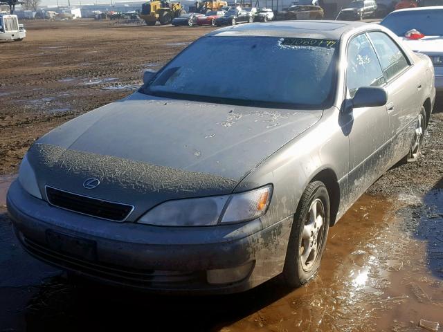 JT8BF28G6W5044017 - 1998 LEXUS ES 300 GRAY photo 2