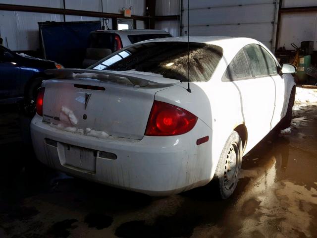 1G2AL15F777394438 - 2007 PONTIAC G5 WHITE photo 4