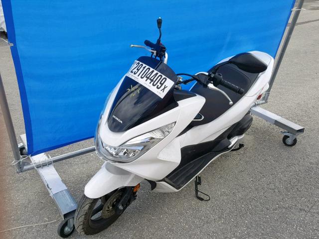 RLHKF1802JY301941 - 2018 HONDA PCX 150 WHITE photo 2