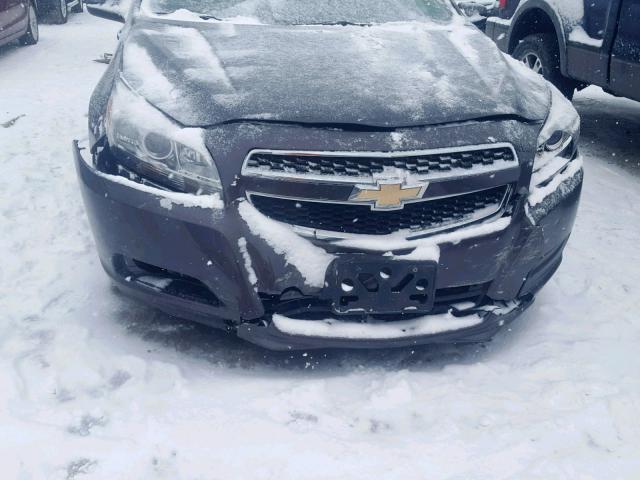 1G11D5RR4DF110794 - 2013 CHEVROLET MALIBU 1LT ნაცრისფერი ფოტო 9