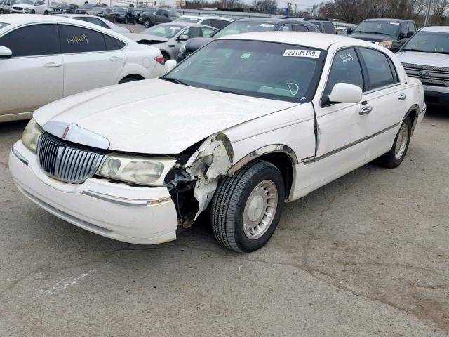 1LNHM81W21Y722996 - 2001 LINCOLN TOWN CAR E WHITE photo 2