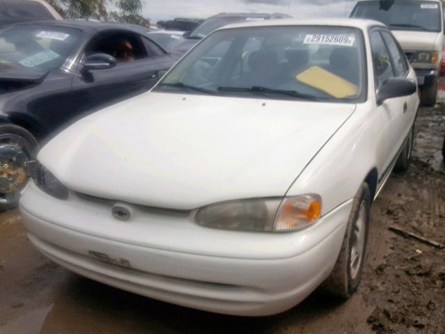 1Y1SK5284WZ423537 - 1998 CHEVROLET GEO PRIZM WHITE photo 2