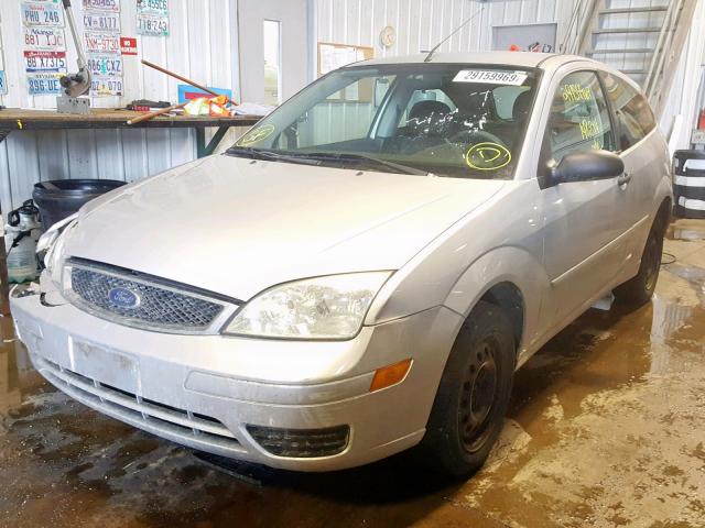 1FAHP31N17W347666 - 2007 FORD FOCUS ZX3 WHITE photo 2