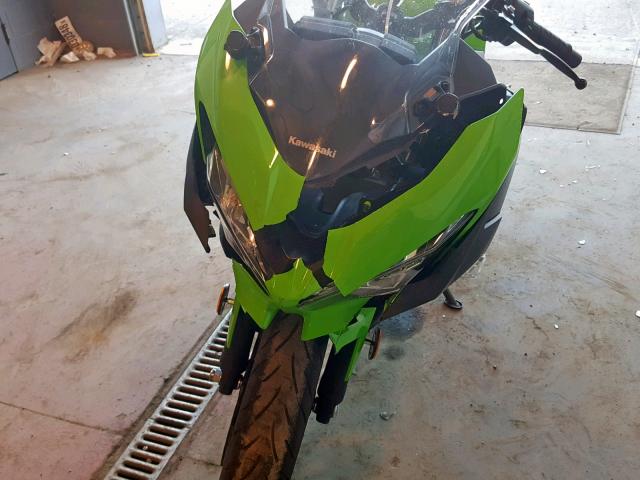 JKAEXKG14JDA14194 - 2018 KAWASAKI EX400 GREEN photo 9