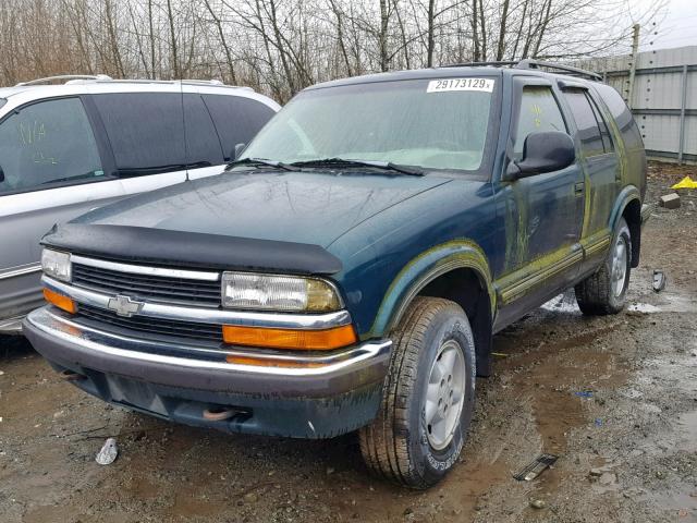 1GNDT13W1WK126497 - 1998 CHEVROLET BLAZER GREEN photo 2