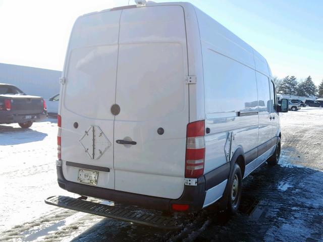 WD3PE8CB6B5582813 - 2011 MERCEDES-BENZ SPRINTER 2 WHITE photo 4