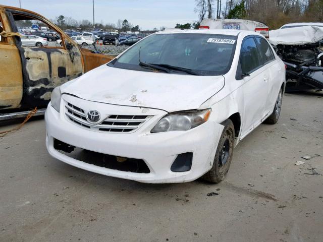 2T1BU4EE0DC980589 - 2013 TOYOTA COROLLA BA WHITE photo 2