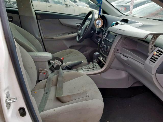2T1BU4EE0DC980589 - 2013 TOYOTA COROLLA BA WHITE photo 5
