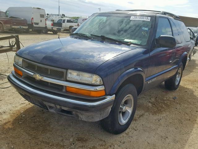 1GNCS18W8YK254388 - 2000 CHEVROLET BLAZER BLUE photo 2