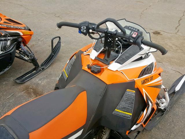4UF16SNW9GT808229 - 2016 ARCTIC CAT SNOPRO ნარინჯისფერი ფოტო 5