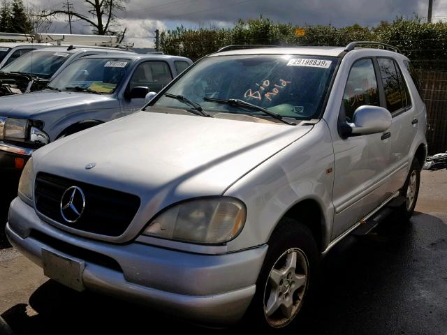 4JGAB54E51A230786 - 2001 MERCEDES-BENZ ML 320 SILVER photo 2