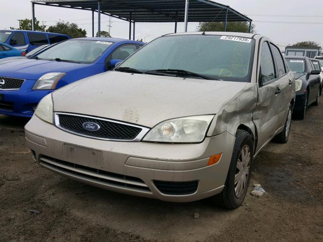 1FAFP34N96W147832 - 2006 FORD FOCUS ZX4 GOLD photo 2