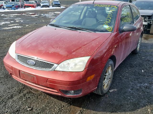 3FAFP31N45R106627 - 2005 FORD FOCUS ZX3 RED photo 2