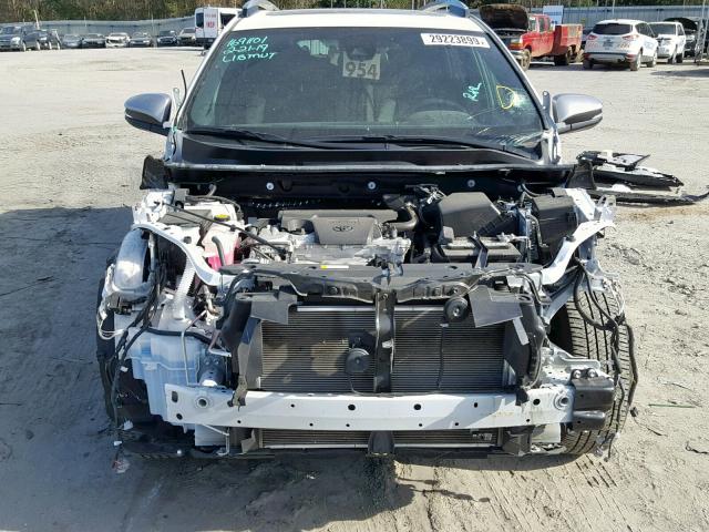 2T3NFREV0HW363614 - 2017 TOYOTA RAV4 SE WHITE photo 9