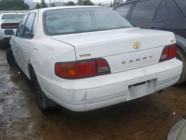 JT2BG12K4T0394821 - 1996 TOYOTA CAMRY DX WHITE photo 3