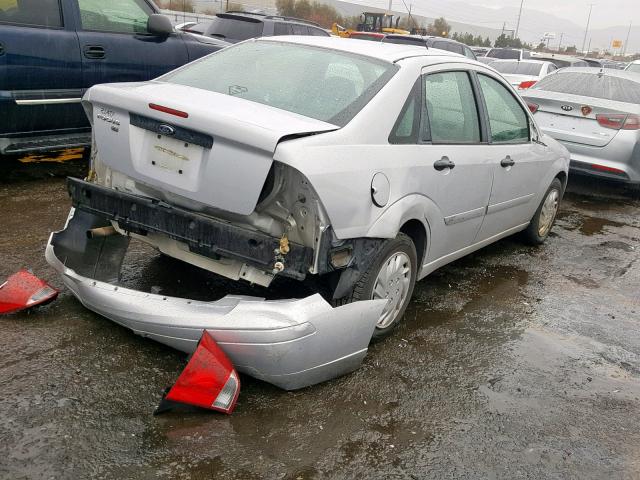 1FAFP34N67W258405 - 2007 FORD FOCUS ZX4 GRAY photo 4