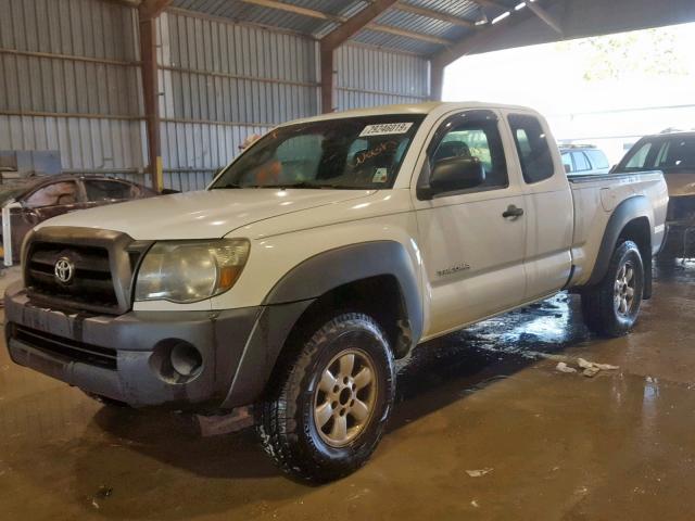 5TETU62N37Z468781 - 2007 TOYOTA TACOMA PRE WHITE photo 2