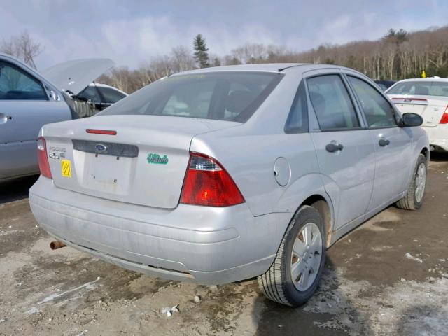 1FAFP34NX7W274252 - 2007 FORD FOCUS ZX4 SILVER photo 4