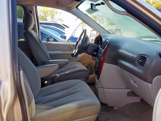 2C4GP44R35R566841 - 2005 CHRYSLER TOWN & COU BEIGE photo 5