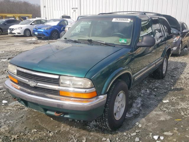 1GNDT13W6W2147779 - 1998 CHEVROLET BLAZER GREEN photo 2