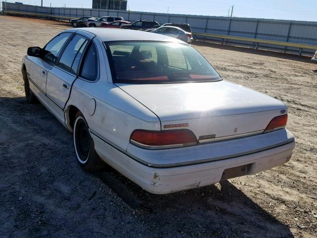 2FACP73W8NX174673 - 1992 FORD CROWN VICT WHITE photo 3