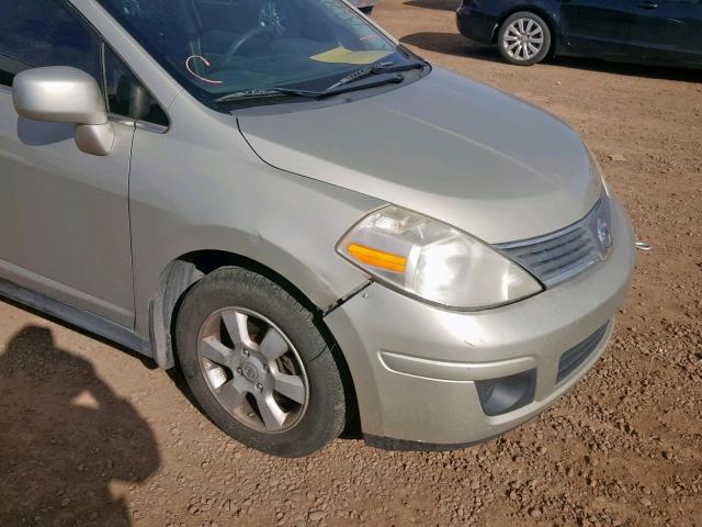 3N1BC11E48L367145 - 2008 NISSAN VERSA S SILVER photo 9