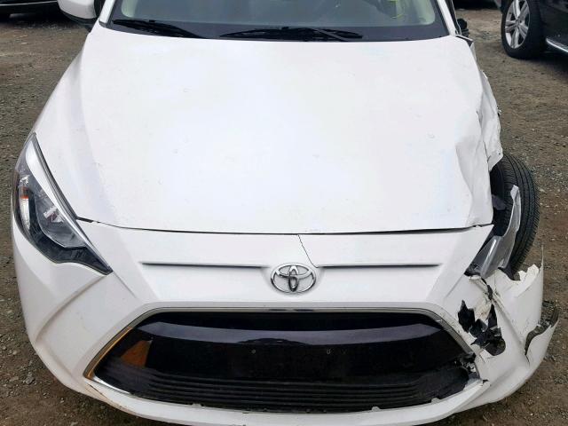 3MYDLBYV6JY330027 - 2018 TOYOTA YARIS IA WHITE photo 7