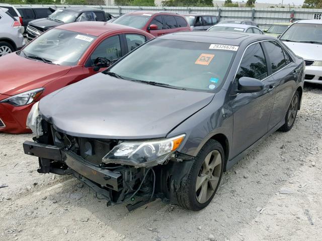 4T1BK1FK8EU541696 - 2014 TOYOTA CAMRY SE GRAY photo 2