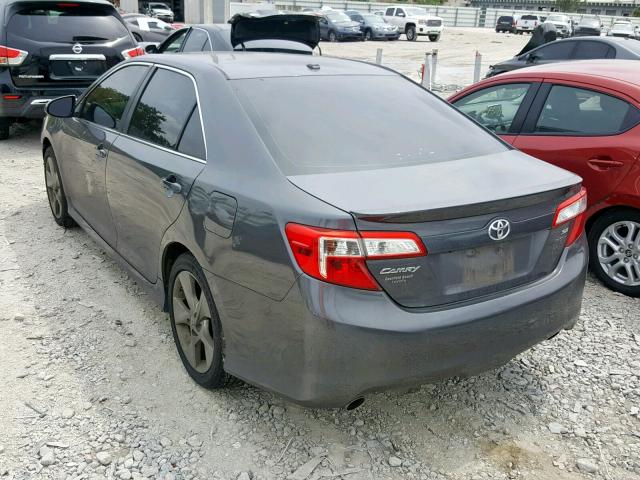 4T1BK1FK8EU541696 - 2014 TOYOTA CAMRY SE GRAY photo 3