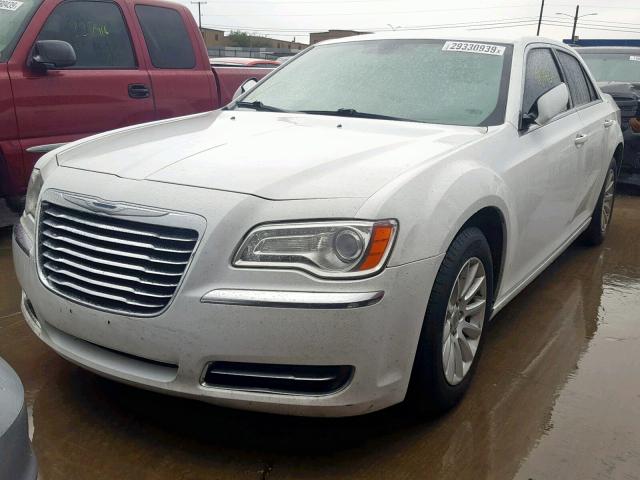 2C3CCAAG2DH508210 - 2013 CHRYSLER 300 WHITE photo 2